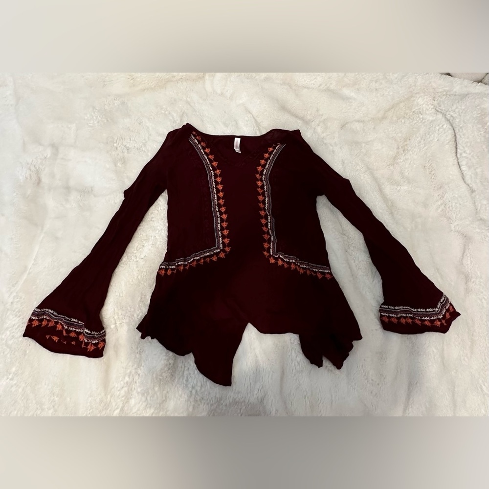 Really cute maroon long sleeved shirt, really good condition, and size small.